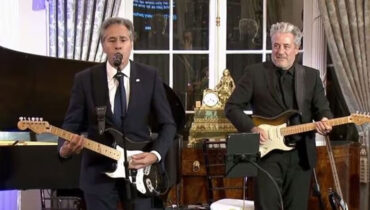 പാട്ട് പാടും നയതന്ത്രം; ഗിറ്റാര്‍ വായിച്ച് പാട്ടു പാടി അമേരിക്കന്‍ സ്റ്റേറ്റ് സെക്രട്ടറി ആന്റണി ബ്ലിങ്കന്‍, വൈറല്‍ വീഡിയോ