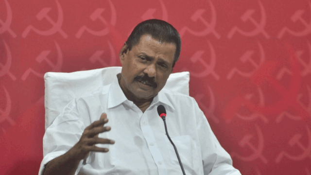 മന്ത്രിമാർ ആർഎസ്എസ് വിധേയത്വം പ്രഖ്യാപിക്കാൻ മത്സരിക്കുന്നു, യുഡിഎഫ് സർക്കാർ സംഘപരിവാറിന് വിധേയപ്പെടുന്നുവെന്ന് എം വി ഗോവിന്ദൻ; ‘കേരളം ഇരുട്ടിലേക്ക് തിരിച്ചുപോകുന്നു’