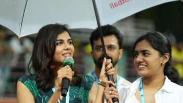 മഞ്ഞപ്പടയുടെ സ്വന്തം കലൂർ സ്‌റ്റേഡിയത്തിൽ പാത്തുവിന്റെ ലൈവ് കമന്ററി; ഹർഷാവരങ്ങളോടെ കല്യാണിയെ വരവേറ്റ് ആരാധകർ