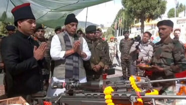 വിജയദശമി ദിനത്തില്‍ തവാങ്ങില്‍ സൈനികര്‍ക്കൊപ്പം ആയുധപൂജ നടത്തി പ്രതിരോധ മന്ത്രി രാജ്നാഥ് സിങ്