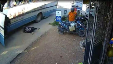 ഓടിക്കൊണ്ടിരുന്ന കെഎസ്ആര്ടിസി ബസ്സില് നിന്നും ഡോര് തുറന്ന് തെറിച്ചു വീണ് പെണ്കുട്ടി
