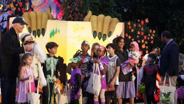 വൈറ്റ്ഹൌസിൽ ‘ഹാലോ- റീഡ്’ ആഘോഷം; മിഠായിയും പുസ്തകങ്ങളും സമ്മാനം