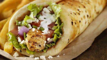 കൊച്ചിയില്‍ ഷവര്‍മ്മ ഓണ്‍ലൈനായി ഓര്‍ഡര്‍ ചെയ്ത് കഴിച്ച യുവാവ് അതിഗുരുതരാവസ്ഥയില്‍; ഹോട്ടല്‍ പൂട്ടിച്ചു