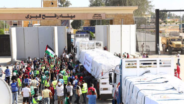 ഗാസയുടെ മണ്ണിലൂടെ ആശ്വാസത്തിന്റെ ചക്രങ്ങള്‍ ഉരുണ്ടു തുടങ്ങി, ജീവകാരുണ്യ സഹായങ്ങളുമായി ട്രക്കുകള്‍ റാഫാ അതിര്‍ത്തി കടന്നു