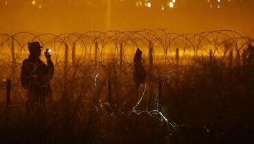 അനധികൃത കുടിയേറ്റം തടയും; ന്യൂ മെക്‌സിക്കോ അതിര്‍ത്തിയില്‍ റേസര്‍ വയര്‍ സ്ഥാപിക്കാന്‍ ഉത്തരവിട്ട് ടെക്‌സാസ് ഗവര്‍ണര്‍