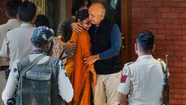 ‘അനീതി, വേദനാജനകം’; ജയിലിലേക്ക് മടങ്ങുംമുമ്പ് രോഗിയായ ഭാര്യയെ ആലിംഗനം ചെയ്യുന്ന മനീഷ് സിസോദിയ ചിത്രം പങ്കുവെച്ച് കെജ്രിവാൾ