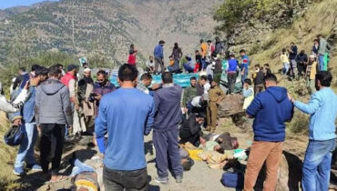 ജമ്മു കശ്മീരില്‍ ബസ് 300 അടി താഴ്ചയിലേക്കു മറിഞ്ഞ് അപകടം; 36 പേര്‍ മരിച്ചു