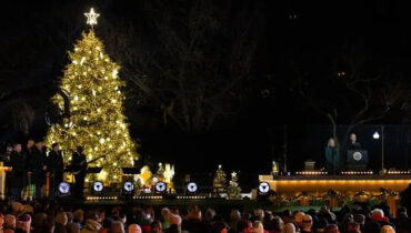 അതിശക്തമായ കാറ്റ്; വൈറ്റ് ഹൗസിലെ നാഷനല്‍ ക്രിസ്തുമസ് ട്രീ മറിഞ്ഞു വീണു