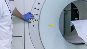 നിറ തോക്കുമായി എംആര്‍ഐ മെഷീനില്‍ പ്രവേശിച്ച അമേരിക്കന്‍ വനിതയുടെ പിന്‍ഭാഗത്ത് വെടിയേറ്റു