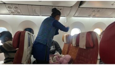 ലണ്ടൻ – ഡൽഹി എയർഇന്ത്യ വിമാനത്തിൽ ക്യാബിനിൽ ചോർച്ച; ടിഷ്യു പേപ്പർ തിരികി വച്ച് ചോർച്ചയടച്ച് യാത്ര പുറപ്പെട്ടു