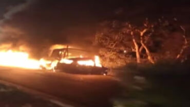 അപകടത്തെത്തുടര്‍ന്ന് കാറിന് തീപിടിച്ചു, സെന്‍ട്രല്‍ ലോക്ക് ആയതിനാല്‍ പുറത്തിറങ്ങാനാകാതെ കുട്ടി ഉള്‍പ്പെടെ 8 പേര്‍ വെന്തുമരിച്ചു