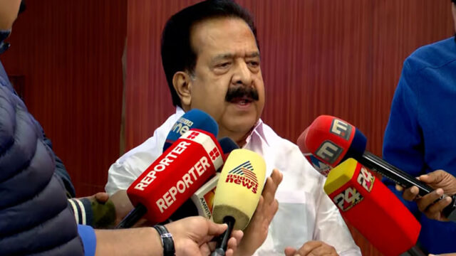 “പൊലീസിന് ലാത്തിയും തോക്കുമുണ്ട്, ബ്ലേഡ് എന്തിനാണ്?”: എസ്എഫ്ഐ മാർച്ചിനെതിരെ രമേശ് ചെന്നിത്തല