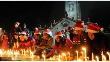 കേരളത്തിലിത് ക്രിസ്മസ് പുലരി; ക്രിസ്തീയ ദേവാലയങ്ങളിൽ പാതിരാ കുർബാന നടന്നു