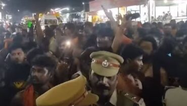 പമ്പയിലേക്ക് വാഹനങ്ങള് കടത്തിവിടുന്നില്ല; എരുമേലിയില് റോഡ് ഉപരോധിച്ച് ശബരിമല തീര്ഥാടകര്