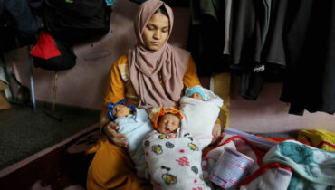 നാലു കുഞ്ഞുങ്ങളില്‍ ഒരാളെ ഉപേക്ഷിക്കേണ്ടി വന്നു, പട്ടിണിയുണ്ട് മുലയൂട്ടുന്ന അമ്മയുടെ വേദന ആരറിയുന്നു…