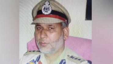 മുസ്ലിം പള്ളിയില്‍ പ്രാര്‍ത്ഥന നടത്തുന്നതിനിടെ മുന്‍ പോലീസ് ഉദ്യോഗസ്ഥനെ ഭീകരര്‍ വെടിവച്ചു കൊന്നു