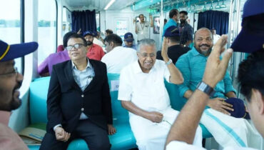 കൊച്ചി വാട്ടര്‍ മെട്രോയില്‍ യാത്ര ചെയ്ത് മുഖ്യമന്ത്രിയും മന്ത്രിമാരും; ആദ്യയാത്ര ആവേശമാക്കി മന്ത്രി സഭ