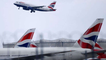 പറന്നുയരാന്‍ തുടങ്ങവെ വിമാനത്തിലെ ജീവനക്കാരന്‍ യാത്രക്കാരുടെ മുന്നില്‍ കുഴഞ്ഞുവീണ് മരിച്ചു