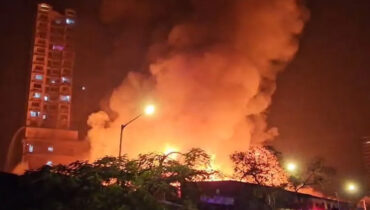 മുംബൈയിലെ തടി മാര്‍ക്കറ്റില്‍ തിപിടുത്തം: കത്തിക്കരിഞ്ഞ നിലയില്‍ മൃതദേഹം കണ്ടെത്തി