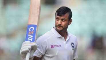 വിമാനയാത്രയ്ക്കിടെ ദേഹാസ്വാസ്ഥ്യം; ഇന്ത്യന്‍ ക്രിക്കറ്റ് താരം മായങ്ക് അഗര്‍വാള്‍ ആശുപത്രിയില്‍