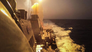 അമേരിക്കയുടെ വിരട്ടലിന് ഫലം കണ്ടില്ല, ചെങ്കടലില്‍ യു.എസ് യുദ്ധക്കപ്പലിന് നേരെ വീണ്ടും ഹൂതി ആക്രമണം