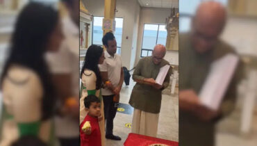 വിവേക് രാമസ്വാമിയുടെ കുടുംബത്തിന് ‘ഋഗ്വേദം’ സമ്മാനിച്ച് കേരളാ ഹിന്ദൂസ് ഓഫ് നോര്‍ത്ത് അമേരിക്ക