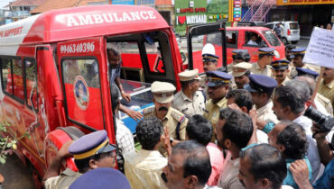 വന്യജീവി ആക്രമണം: വയനാട്ടിൽ ഹർത്താൽ പുരോഗമിക്കുന്നു, പോളിൻ്റെ മൃതദേഹവുമായി പ്രതിഷേധം, പുൽപ്പള്ളിയിൽ നൂറുകണക്കിന് പേർ തടിച്ചുകൂടുന്നു