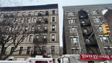 ഹാര്‍ലെം അപ്പാര്‍ട്ട്മെന്റില്‍ തീപിടുത്തം: ഒരാള്‍ മരിച്ചു, 17 പേര്‍ക്ക് പരിക്ക്; ചിലരെ രക്ഷപെടുത്തിയത് കയറിലൂടെ