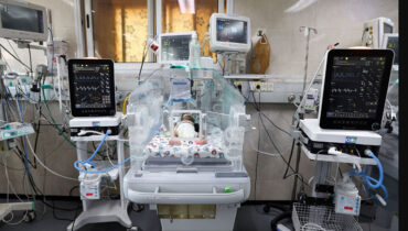 ജനറേറ്ററുകള്‍ നിര്‍ത്തിയും വൈദ്യുതി വിച്ഛേദിച്ചും ഇസ്രയേല്‍  : ഓക്‌സിജന്‍ കിട്ടാതെ ഗാസ ആശുപത്രിയില്‍ നാലുപേര്‍ മരിച്ചു