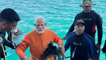 കടലിന്റെ ആഴങ്ങളിലേക്ക് പോയി പുരാതന ദ്വാരക നഗരം ദര്‍ശിച്ച് പ്രധാനമന്ത്രി