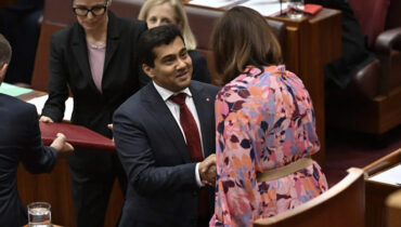 ഭഗവദ്ഗീത തൊട്ട് സത്യപ്രതിഞ്ജ ചെയ്ത് ഇന്ത്യൻ വംശജനായ ഓസ്‌ട്രേലിയൻ സെനറ്റർ വരുൺ ഘോഷ്