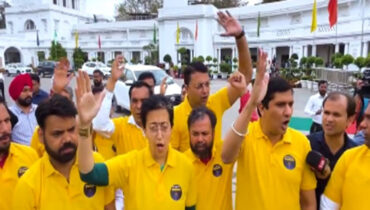 ‘ഞാനും കെജ്രിവാള്‍…’ മഞ്ഞ അണിഞ്ഞ് പ്രതിഷേധിച്ച് ആംആദ്മി നേതാക്കള്‍