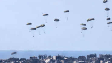 പട്ടിണിയാണ് കൊടുംപട്ടിണി, വിമാനങ്ങളിലെത്തിക്കുന്ന ഭക്ഷണപ്പൊതിക്കായി കാത്തിരുന്ന് ഗാസ