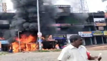 കോട്ടയം മെഡിക്കൽകോളജിന് സമീപം ഷോപ്പിങ് കോംപ്ലക്സിൽ തീപിടിത്തം; മൂന്ന് കടകൾ കത്തി നശിച്ചു