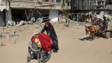 ‘ഒന്നും അവശേഷിക്കുന്നില്ല, മരണത്തിന്റെ മണം മാത്രം…’ സൈന്യം പിന്‍വാങ്ങിയ തെക്കന്‍ ഗാസയിലേക്ക് പലസ്തീനികള്‍ തിരികെ എത്തുന്നു