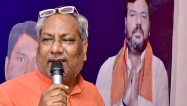 യുപിയില് മന്ത്രിയെ തെരുവില് കൈകാര്യം ചെയ്ത് ജനം; ‘നിങ്ങൾ ഞങ്ങൾക്കു വേണ്ടി എന്തു ചെയ്തു?’