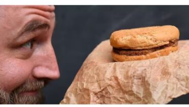 ക്ലിന്റൺ അമേരിക്ക ഭരിക്കുന്ന കാലത്ത് വാങ്ങിയ ബർഗർ, 30 വർഷമായി കേടുകൂടാതെയിരിക്കുന്നുവെന്ന് വെളിപ്പെടുത്തൽ!