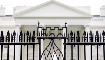 വൈറ്റ് ഹൗസ് ഗേറ്റിൽ വാഹനം ഇടിച്ച് അപകടം; ഡ്രൈവർ കൊല്ലപ്പെട്ടു