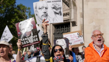 ജൂലിയൻ അസാൻജിനെ യുഎസിന് വിട്ടുകൊടുക്കുന്നത് ലണ്ടൻ ഹൈക്കോടതി തടഞ്ഞു, നിയമ പോരാട്ടം തുടരാം