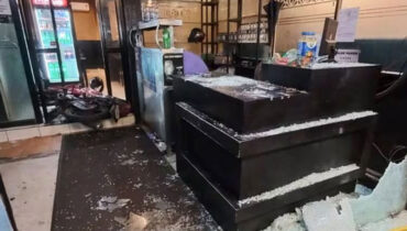 മകന് ഭക്ഷ്യവിഷബാധ: മന്തിക്കട അടിച്ചുതകര്‍ത്ത് പൊലീസുകാരന്‍, സംഭവം ആലപ്പുഴയില്‍