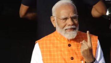 ‘ഇവിടെ നിന്നാണ് അമിത് ഭായ് മത്സരിക്കുന്നത്’, വോട്ട് രേഖപ്പെടുത്തി പ്രധാനമന്ത്രി, മൂന്നാം ഘട്ട പോളിംഗ് പുരോഗമിക്കുന്നു