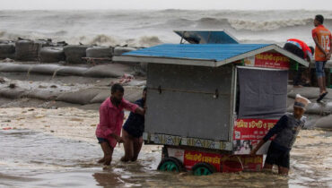 പശ്ചിമ ബംഗാളില്‍ നാശംവിതച്ച് റെമല്‍ ചുഴലിക്കാറ്റ് : 4 മരണം, 77000ലധികംപേര്‍ ക്യാമ്പില്‍, 29,500 വീടുകള്‍ക്ക് കേടുപാടുകള്‍