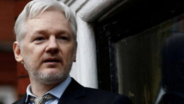 ഒടുവിൽ ജൂലിയൻ അസാൻജ് പുറത്തേക്ക്; ബ്രിട്ടനിലെ ജയിലിൽ നിന്ന് മോചിതനായി; ബുധനാഴ്ച യുഎസിൽ ഹാജരാകണം