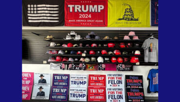 ജോർജിയയിൽ ട്രംപിനായി സമർപ്പിച്ച് ഒരു സ്റ്റോർ; ടോയ്ലെറ്റ് പേപ്പർ റോളിൽ ബൈഡൻ്റെ ചിത്രം