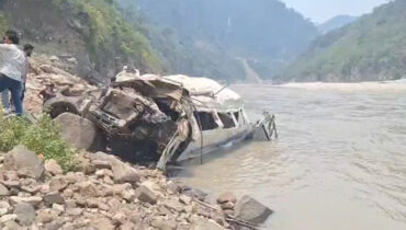 ഉത്തരാഖണ്ഡില്‍ ടെമ്പോ ട്രാവലര്‍ മലയിടുക്കിലേക്ക് മറിഞ്ഞ് 8 പേര്‍ക്ക് ദാരുണാന്ത്യം, 15 പേര്‍ക്ക് പരുക്ക്