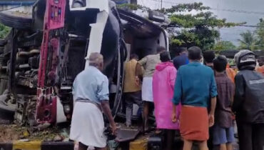 ‘കല്ലട’ ബസ് മറിഞ്ഞുണ്ടായ അപകടം; ബസിനടിയില്പെട്ട ബൈക്ക് യാത്രികന് ദാരുണാന്ത്യം, ഒട്ടേറെപ്പേർക്ക് പരുക്ക്