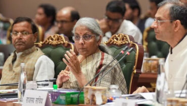 വ്യാജ ബില്ലുകള്ക്കും കടലാസ് കമ്പനികള്ക്കും തടയിടാന് ബയോമെട്രിക് സംവിധാനം, പ്ലാറ്റ്ഫോം ടിക്കറ്റുകള്ക്ക് ജി എസ് ടി ഒഴിവാക്കും