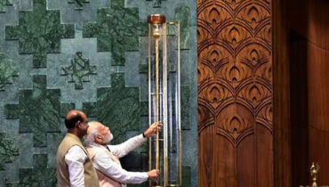 ‘ജനാധിപത്യത്തിൽ ചെങ്കോൽ എന്തിന്?’; എടുത്തുമാറ്റി പകരം ഭരണഘടന പകർപ്പ് സ്ഥാപിക്കണമെന്ന് എസ്പി