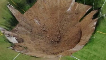 ഇതെന്ത് മറിമായം! കണ്ണടച്ച് തുറക്കുന്ന നേരം കൊണ്ട് നൂറടി ഗര്‍ത്തമായി ഒരു ഫുട്ബോള്‍ സ്റ്റേഡിയം