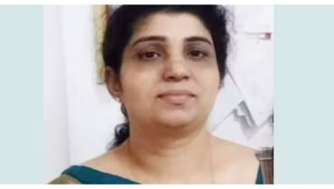 വീട്ടിലൊരുക്കിയ ചിതയിൽ കത്തിക്കരിഞ്ഞ നിലയിൽ 52കാരിയുടെ മൃതദേഹം, ഒരു വർഷം മുമ്പ് മകൾ മരിച്ച ദുഃഖത്താൽ ആത്മഹത്യയെന്ന് സംശയം